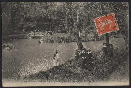 Au jardin Dumaine : les enfants au bord du plan d'eau (vue 1), l'allée des ifs (vue 2), le bassin et le kiosque à musique (vue 3).